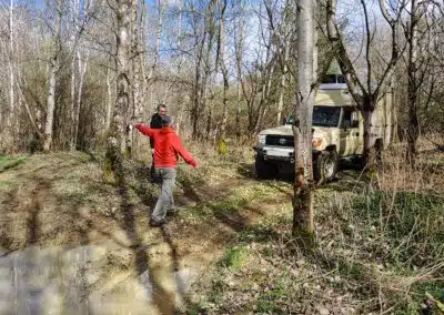 Teilnehmer auf dem Offroad Gelände mit Toyota Landcruiser